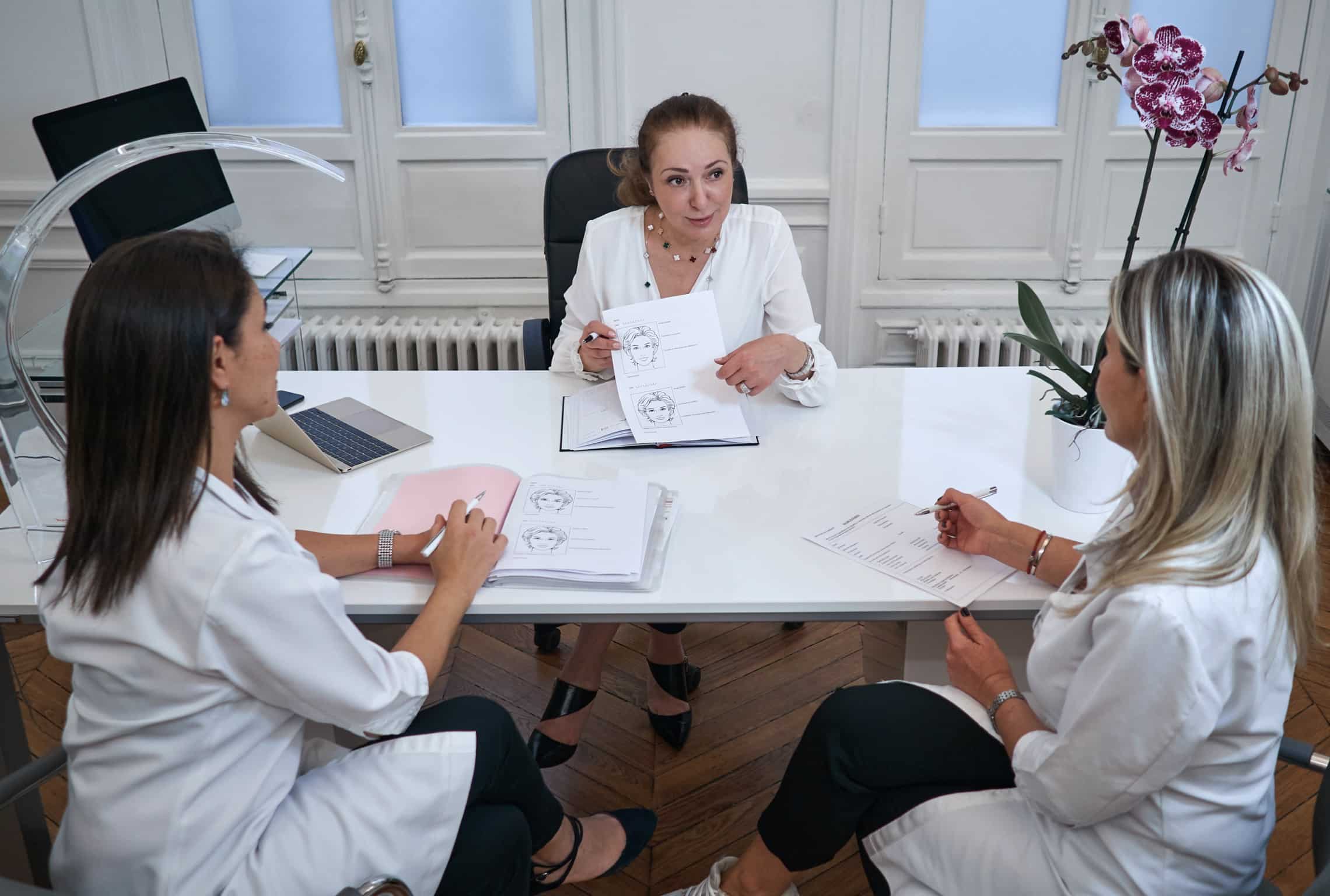 Photo du Dr Aida Cheriet avec deux autres medecins esthetique l equipe | Dr Aida Cheriet Paris