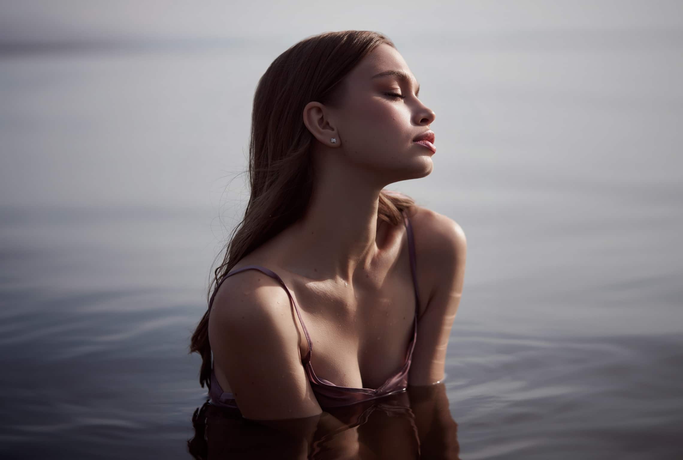 Photo d une jeune femme a moitie dans l eau hyperhidrose | Dr Aida Cheriet Paris