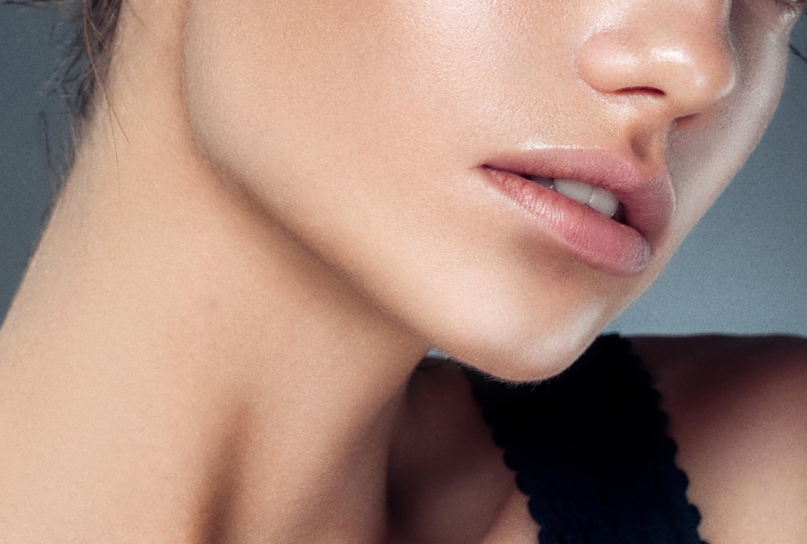 Vue rapprochee sur le menton et la bouche d une jeune femme jawline | Dr Aida Cheriet Paris