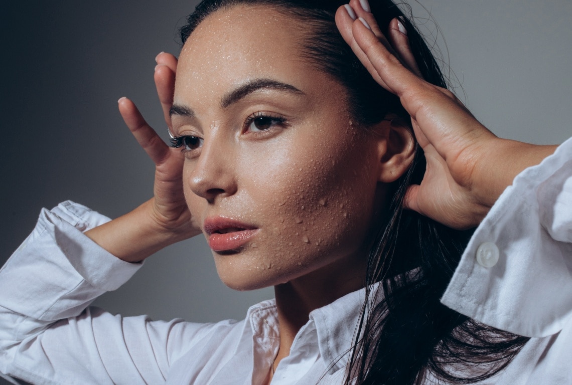 Photo stylisee d une visage d une jeune femme qui transpire beaucoup je transpire trop | Dr Aida Cheriet Paris