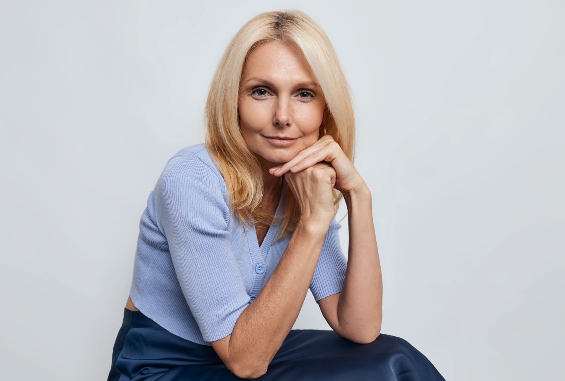 Jolie photo d une femme agee assise portant du bleu ma peau se relache | Dr Aida Cheriet Paris