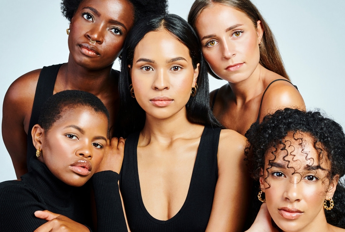 Photo de profile de cinq femmes de differente couleur de peau qualite de peau | Dr Aida Cheriet Paris