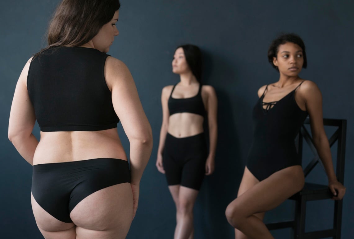 Photo stylisee du dos et fesses d une femme obese avec deux autres femmes traitements laser | Dr Aida Cheriet Paris