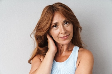 Jolie photo d une femme dans la cinquantaine viellissement visages | Dr Aida Cheriet Paris