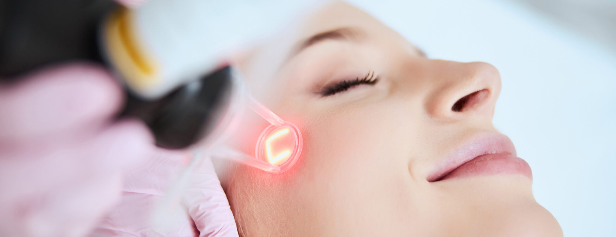 Le Dr Aida Cheriet à Paris vous explique comment choisir entre le laser ou l’IPL pour les problèmes cutanés