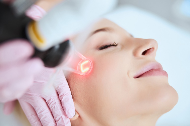 Le Dr Aida Cheriet à Paris vous explique comment choisir entre le laser ou l’IPL pour les problèmes cutanés